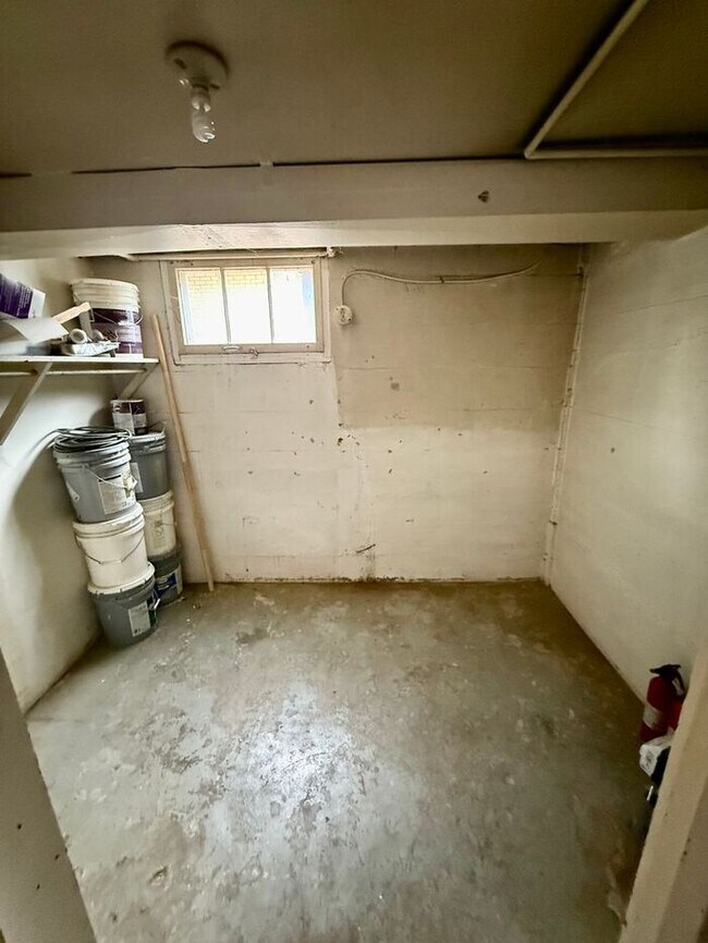 Building Photo - 1/2 Off First Months Rent! 3 Bed + 2 bonus rooms in basement, 2 Bath Home NEAR CSU! Flexible leas...