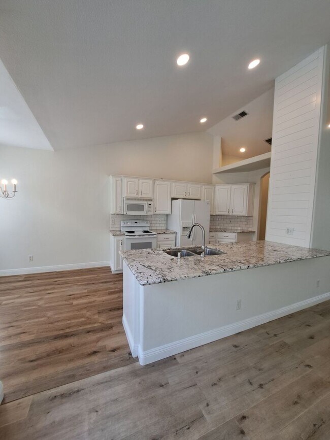 Building Photo - Gorgeous Fresno Residence with Premium Fin...