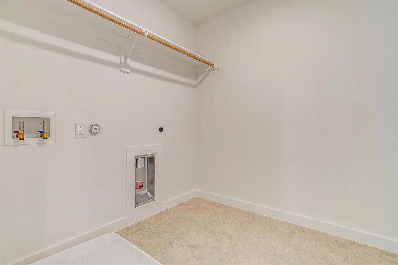 Laundry - 4524 Hogans Alley Dr