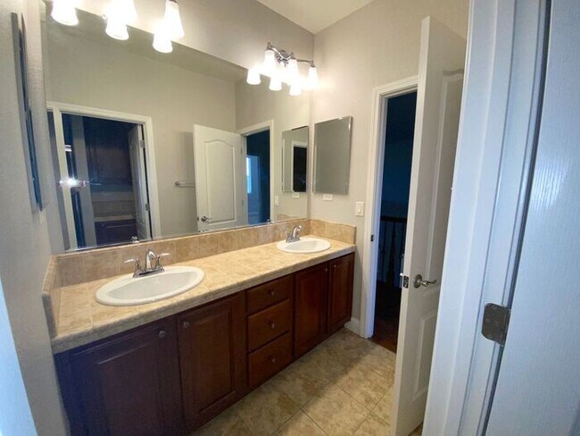 Building Photo - Top of the Hill - Gorgeous 5 Bedroom 3 Bat...