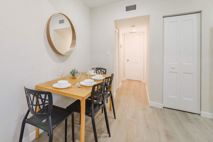 Building Photo - 700 SW 11th Ave