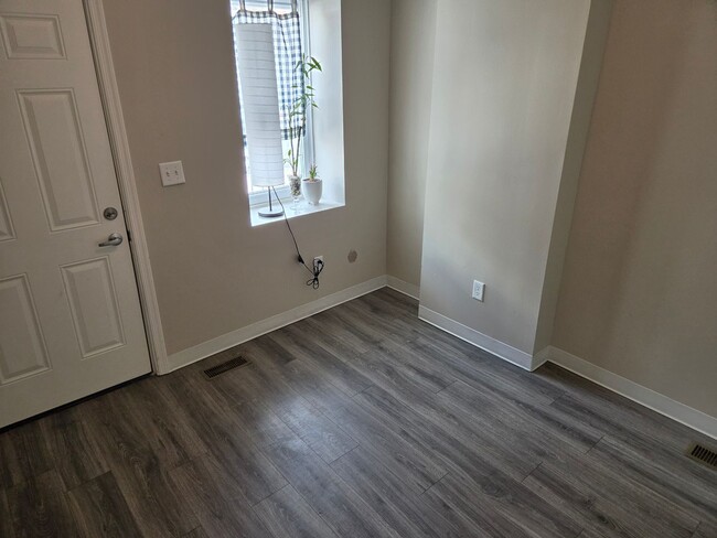 Building Photo - 2 Bedroom 1 Bath Townhouse