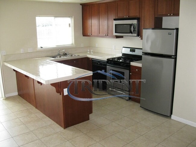 Building Photo - 3 bedroom, 2 1/2 bath halfplex/townhouse