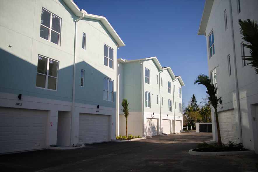 Building Photo - 3820 Pompano Dr SE