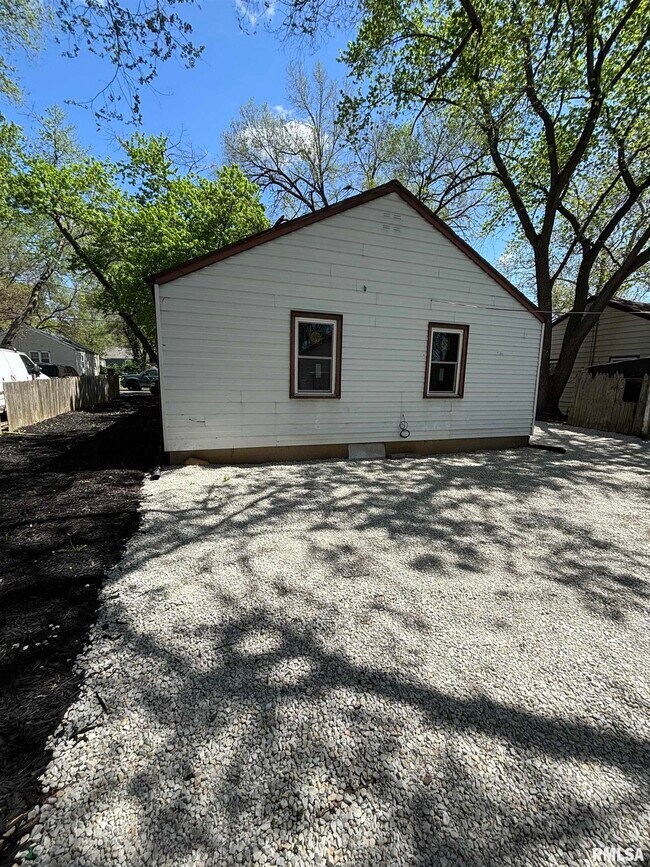 Building Photo - 1703 N Valley Ave