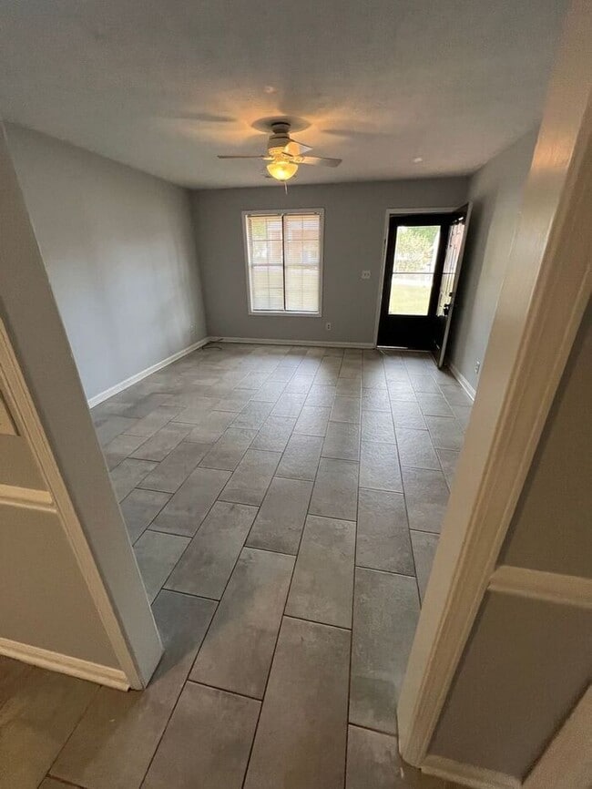 Building Photo - READY NOW!!! 2 Bedroom 2 Bath Ranch Duplex!!!