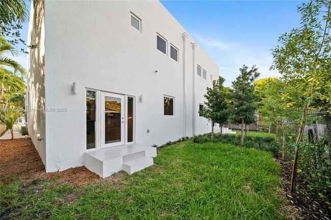 Building Photo - Northwest 9th Court, Miami, FL 33127 - 5 BR 3 BA townhouse