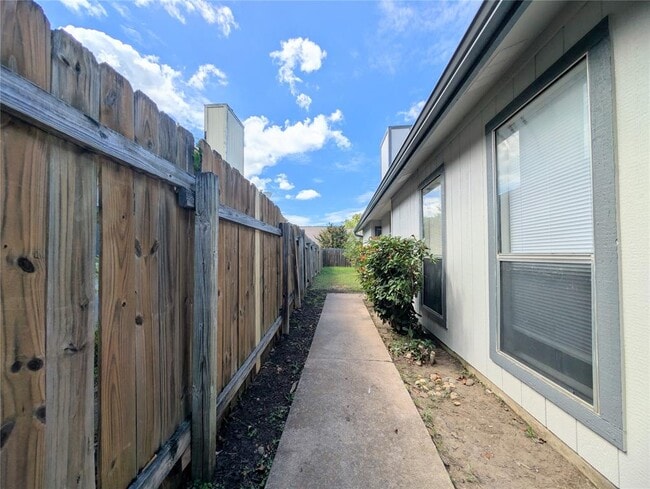 Building Photo - 2036 Redwing Way