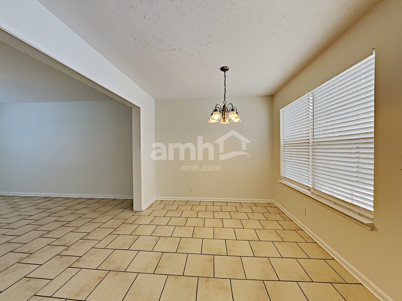 Building Photo - 1128 Eastwoods Dr