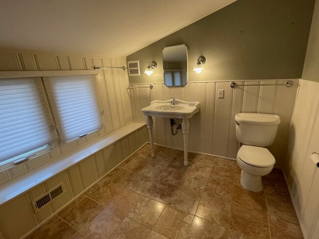 Building Photo - 831 Hayes Ave