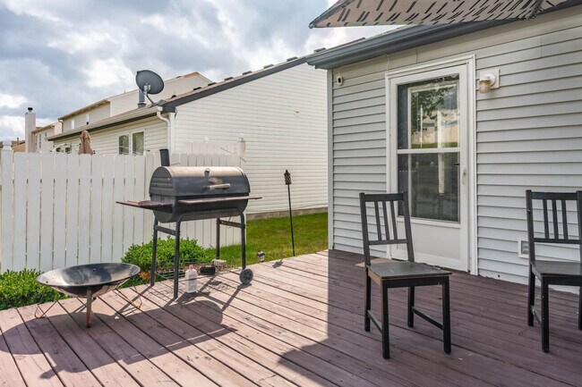 Building Photo - 2135 Shadowbrook Dr