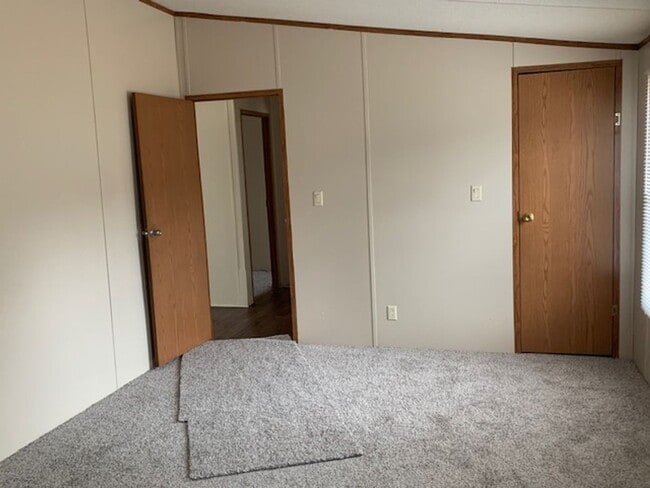 Building Photo - Available Now! 3 bed 2 bathroom