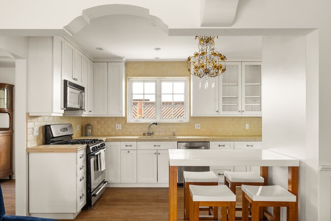 Building Photo - 1116 S La Jolla Ave