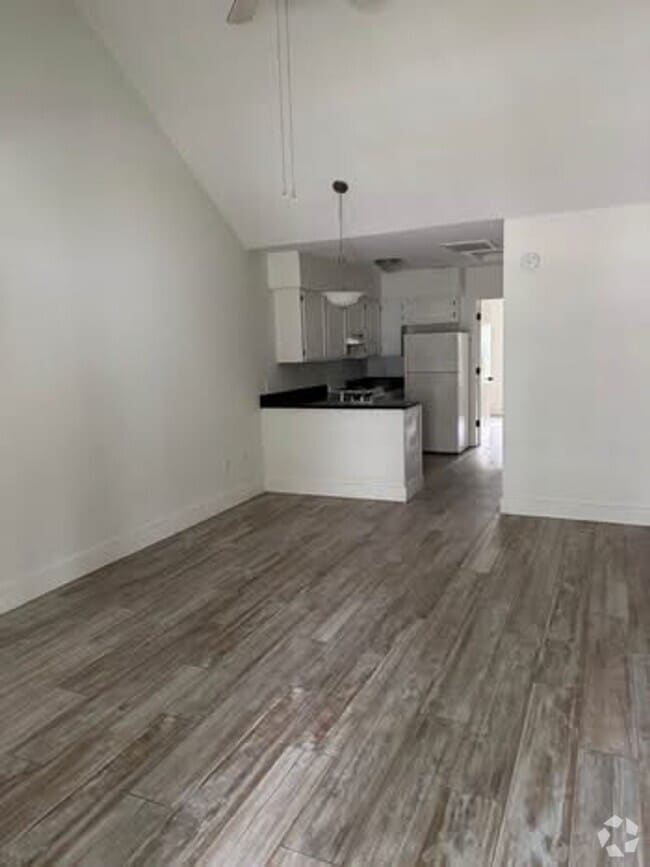Building Photo - Large One Bedroom Across from the Beach in...