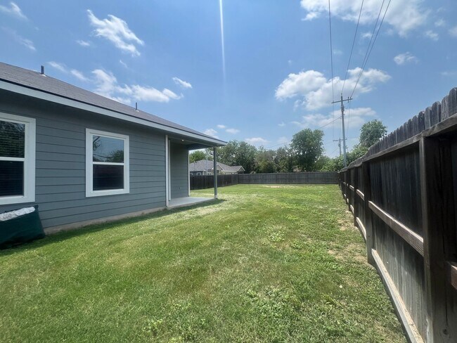 Building Photo - Luxury 3/2 Duplex in Seguin, Texas