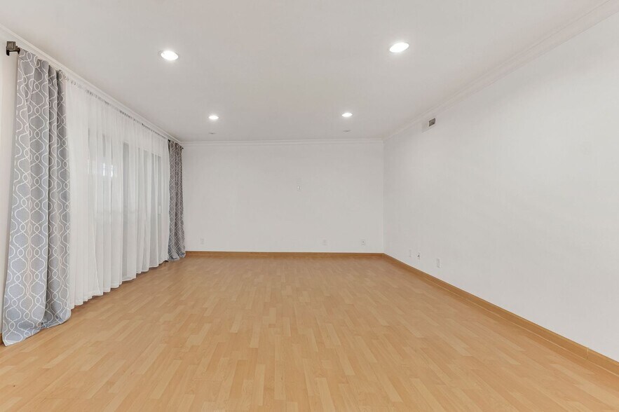 Building Photo - 4950 Louise Ave