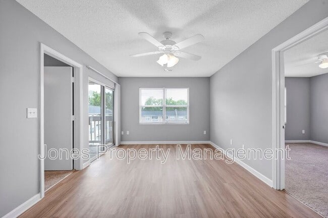 Building Photo - 301 Country Club Dr NE