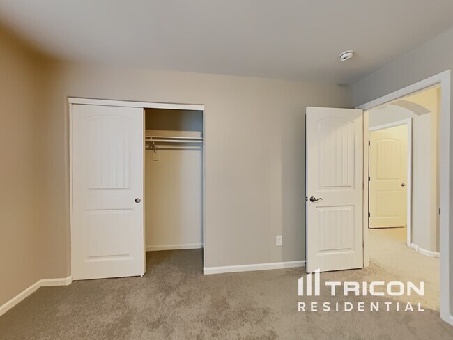 Building Photo - 1420 S Ponderosa Dr