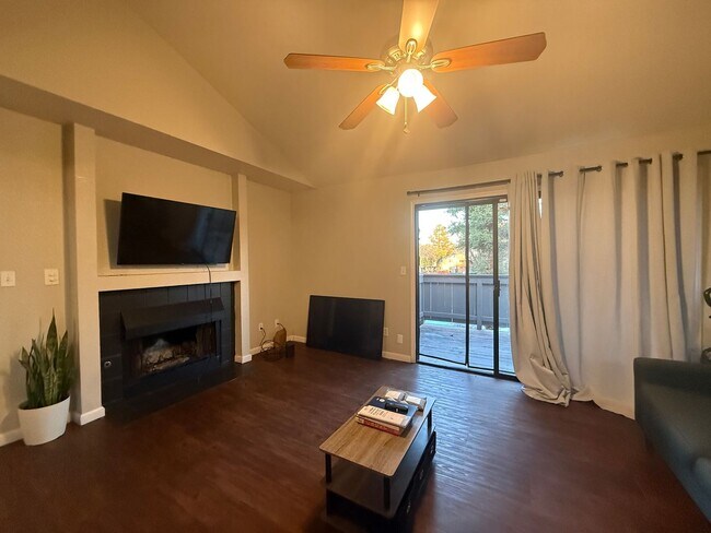 Building Photo - 1190 S Winery Ave