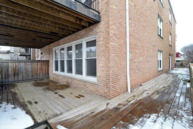 Building Photo - 2233 W Lawrence Ave