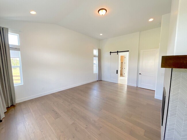 Building Photo - 5 Bedroom Home Available Near Baptist Rd &...