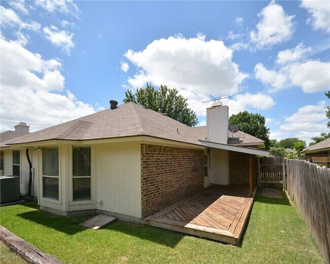 Building Photo - Charming 3 Bed 2 Bath Home in West Fort Worth