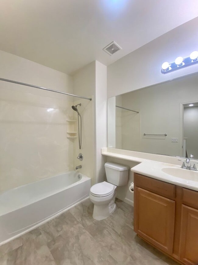 Building Photo - Beautiful 3-Bedroom Townhome in Private Ga...