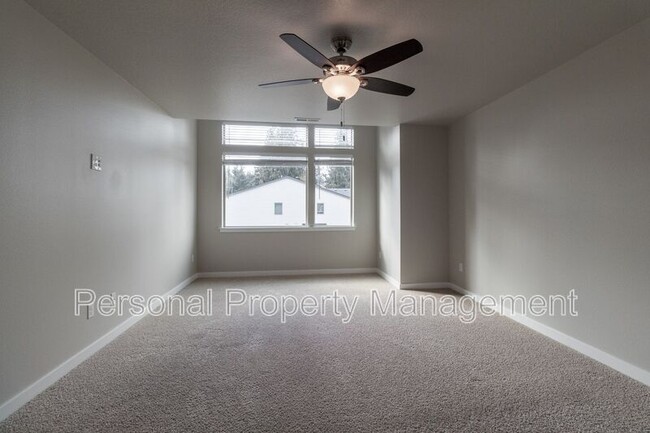 Building Photo - 8715 NE 43rd Pl