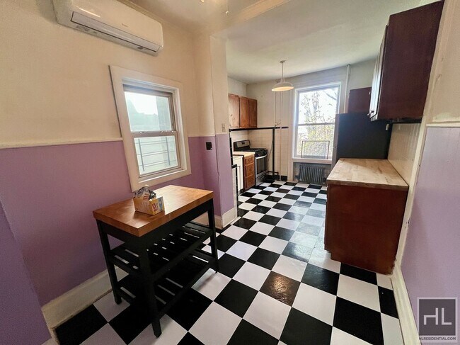 Building Photo - 2.5BR 1BA Crown Heights Limestone Parlor L...