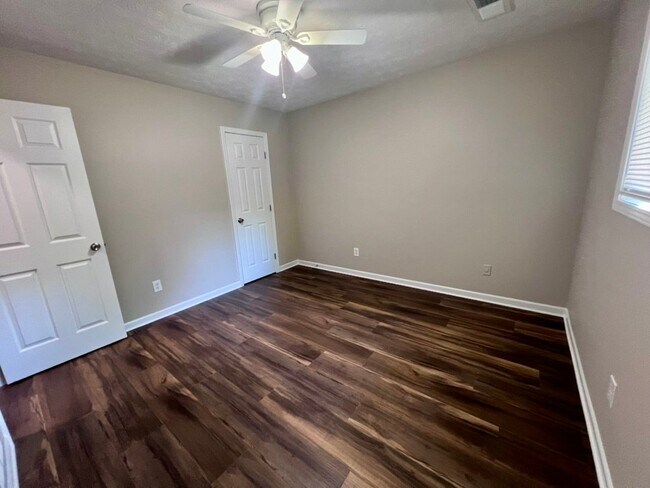 Building Photo - 4862 Valley Dale Dr SW