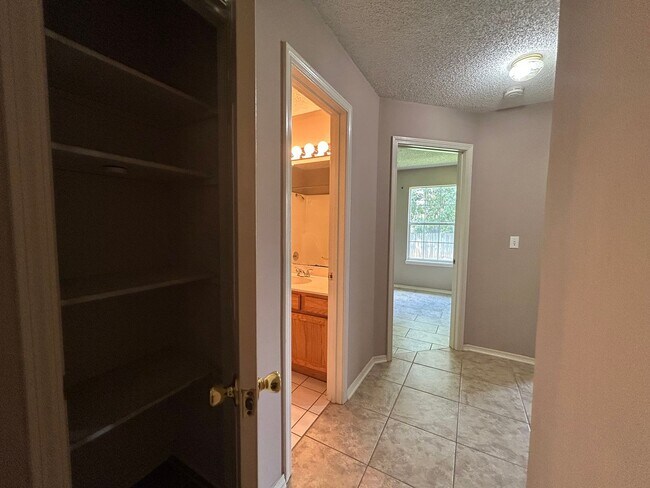 Building Photo - JUST REDUCED!!! 3 Bed / 2 Bath Extremely close to Wedington Exit!