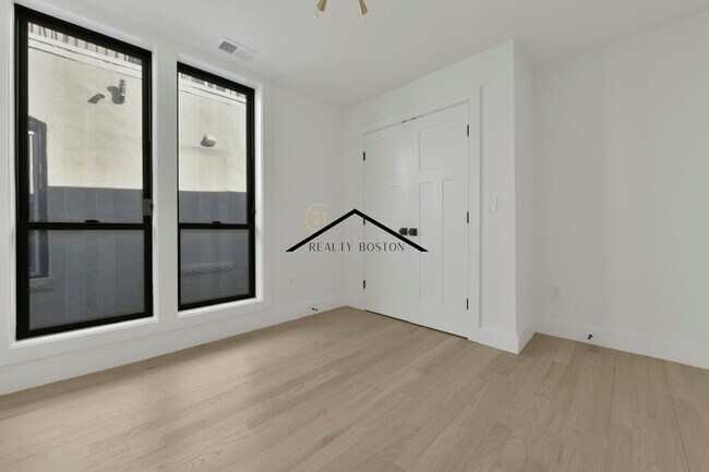 Building Photo - 280-282 Sumner Unit 3