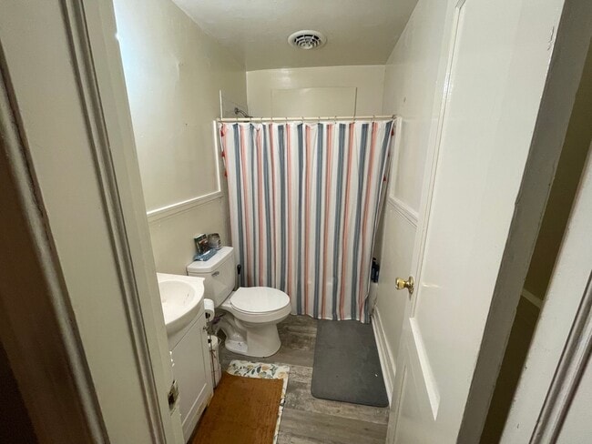 Building Photo - 2 bed house w Laundry, All electric, central HVAC, fenced yard, hardwoods