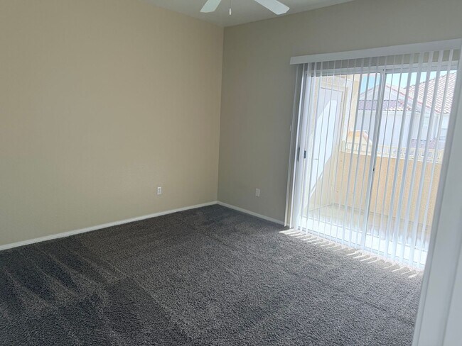 Building Photo - Spacious 2 bedroom 2 bath condo