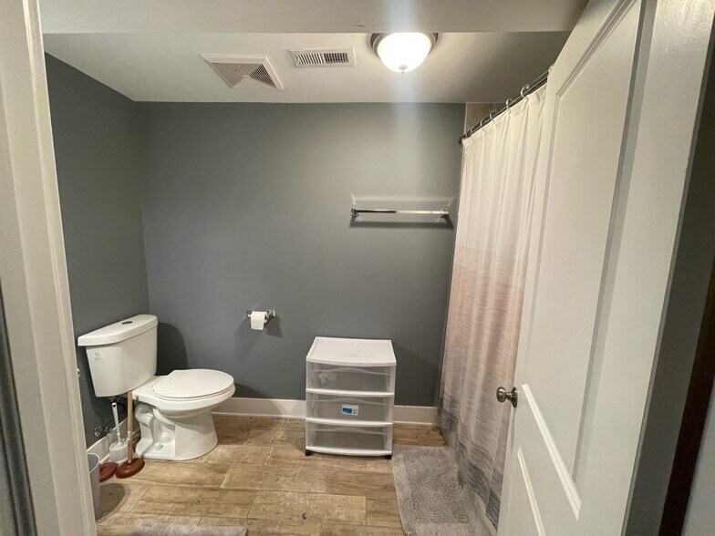 Garden Unit - 4836 S Michigan Ave