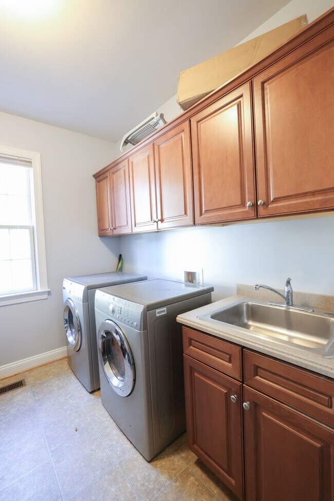 Building Photo - BEAUTIFUL SINGLE FAMILY HOME IN LANSDOWNE