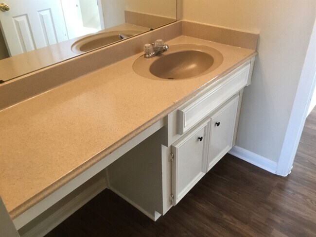 Building Photo - 141 S Laguna Pointe Dr