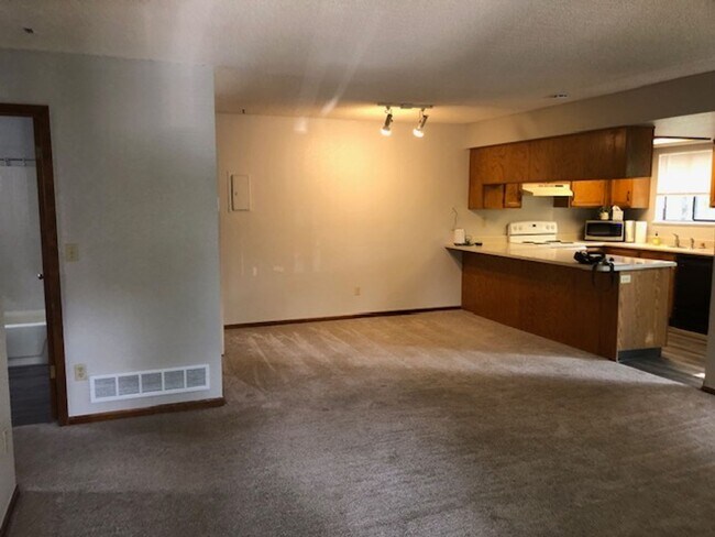 Building Photo - Spacious 1 bed/1bath/garage w fireplace.