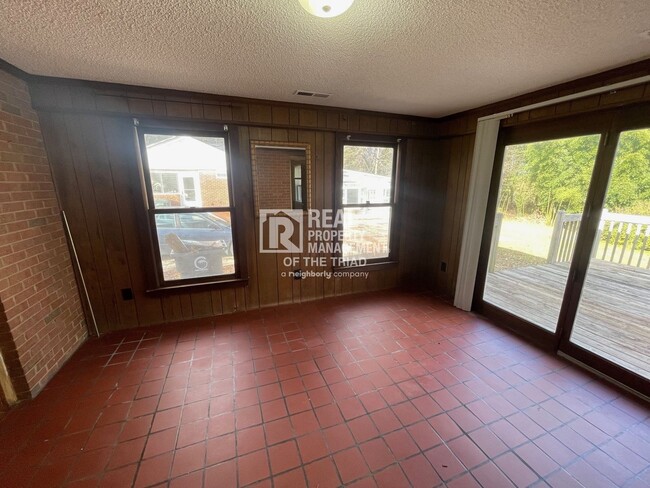 Building Photo - *MOVE-IN SPECIAL* Beautiful 3 BR/2 BA Ranc...