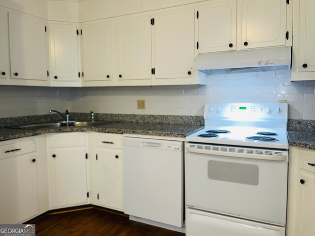 Building Photo - 406 E Main St