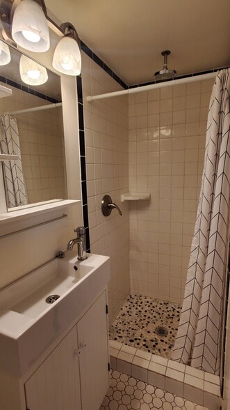 Building Photo - 3222 Ingledale Ter