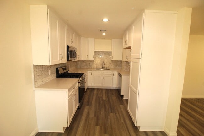 Building Photo - Remodeled 2+1 Upstairs Parkside Condo