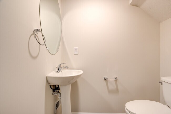 Building Photo - 312 Bogle St