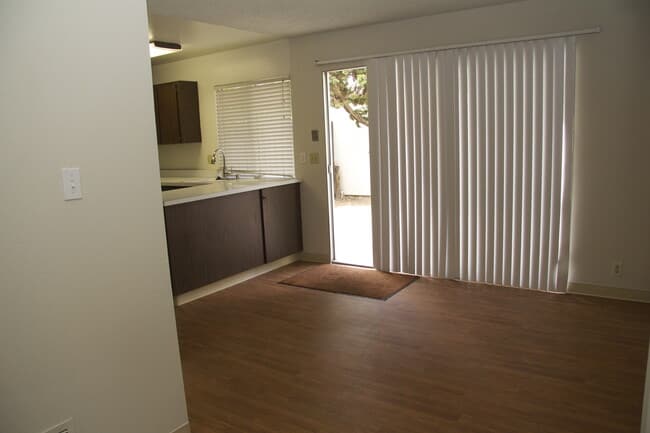 Building Photo - Wonderfull Niles location AC and garage