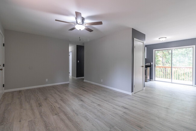 Building Photo - 5714 N Maple Ct