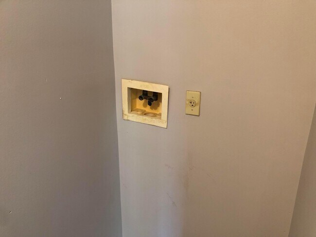 Building Photo - 5536 Cedar St