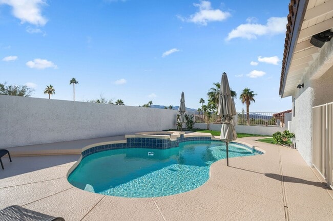 Building Photo - 4 Bedroom Pool Home on the Golf Course