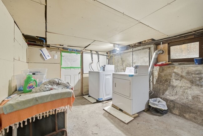 Building Photo - 281 River St