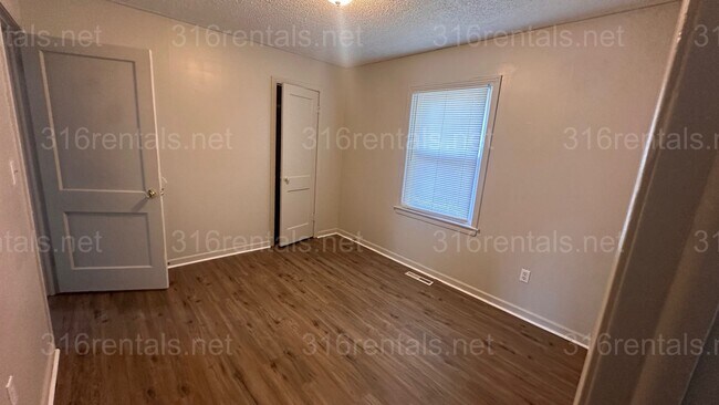 Building Photo - $1195 - 3 bed 1.5 bath - Single Family Hom...