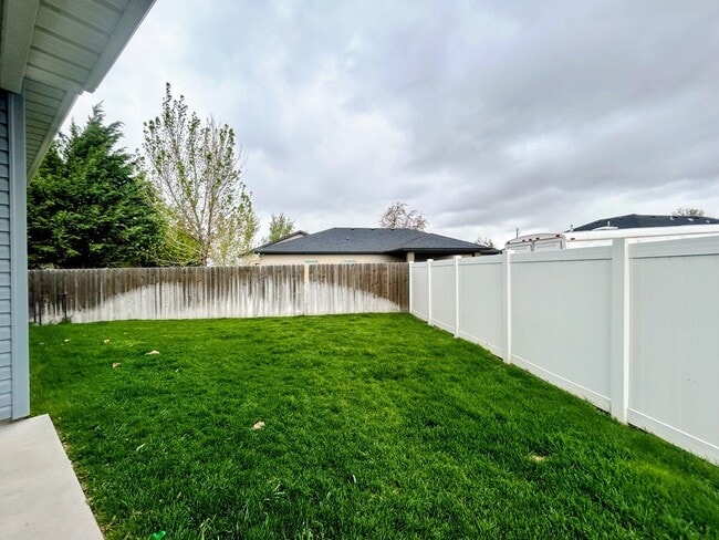 Building Photo - 929 Applewood Dr